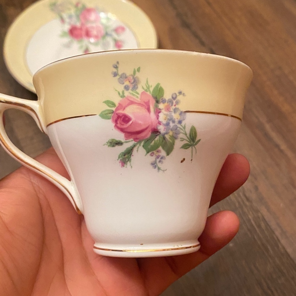 Elegant Floral Teacup and Saucer Set - Picture 4 of 9